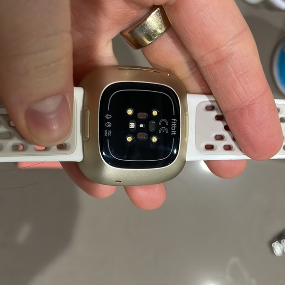 FitBit Versa 3 - Picture 3 of 3